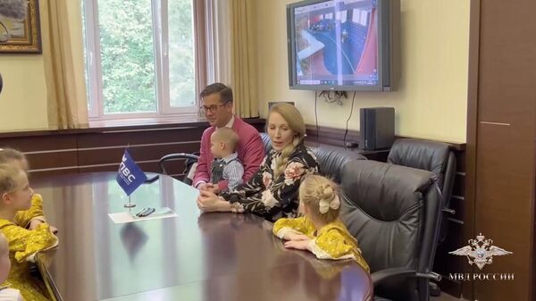 Многодетная семья Шуцман из США оформила разрешения на временное проживание в России