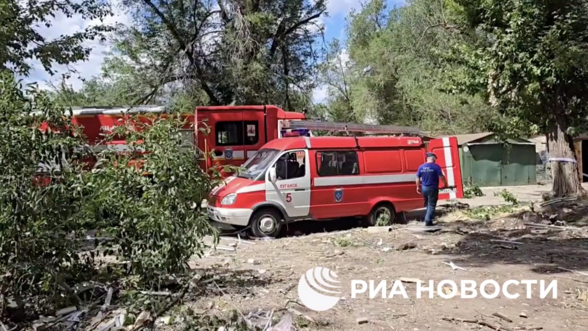 Обстановка у многоквартирного дома, пострадавшего от украинского удара в Луганске - РИА Новости, 1920, 07.06.2024