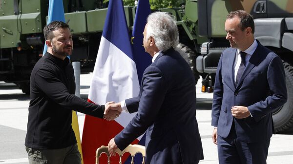 Владимир Зеленский во время подписания соглашения с франко-германским оборонным концерном KNDS в Париже. 7 июня 2024