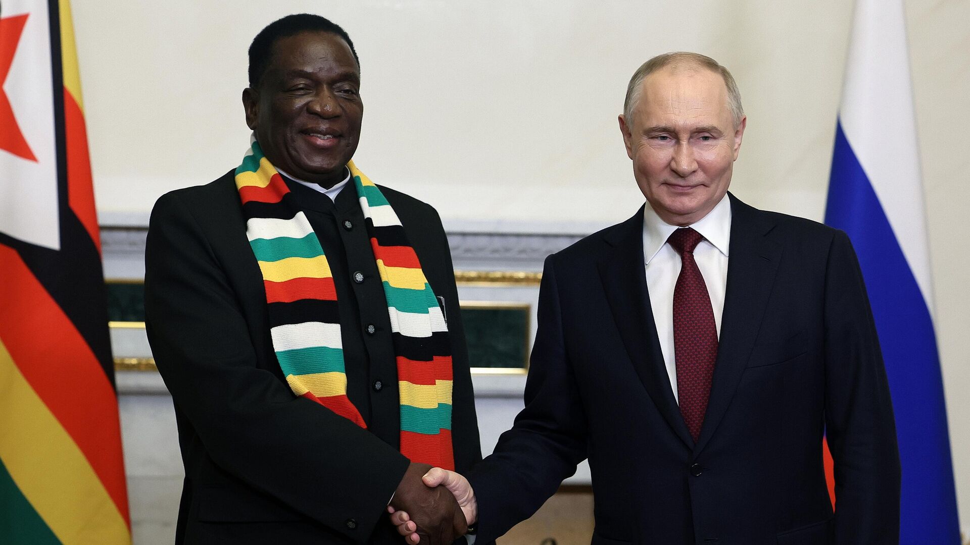 Президент РФ Владимир Путин и президент Республики Зимбабве Эммерсон Мнангагва - РИА Новости, 1920, 10.05.2025