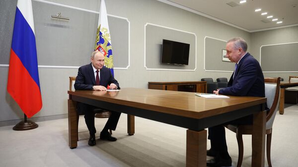 Президент России Владимир Путин и губернатор Санкт-Петербурга Александр Беглов во время встречи
