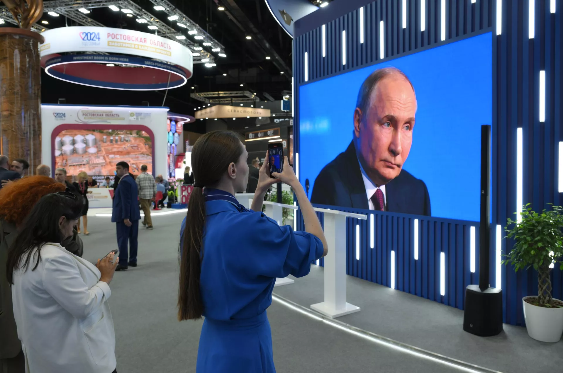 Трансляция выступления президента России Владимира Путина на пленарном заседании ПМЭФ-2024 Трансляция выступления президента России Владимира Путина на пленарном заседании ПМЭФ-2024 - РИА Новости, 1920, 07.06.2024