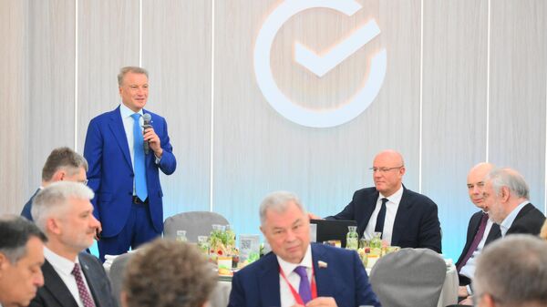 Председатель правления ПАО Сбербанк Герман Греф во время делового завтрака Сбера