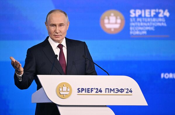Президент РФ Владимир Путин во время пленарного заседания, ПМЭФ-2024