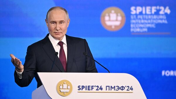 Президент РФ Владимир Путин во время пленарного заседания, ПМЭФ-2024