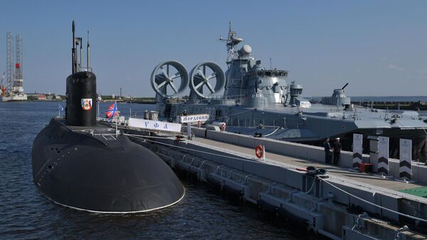 Корабль на воздушной подушке Мордовия и подводная лодка Уфа 