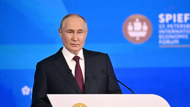 Президент России Владимир Путин выступает на пленарном заседании Петербургского международного экономического форума