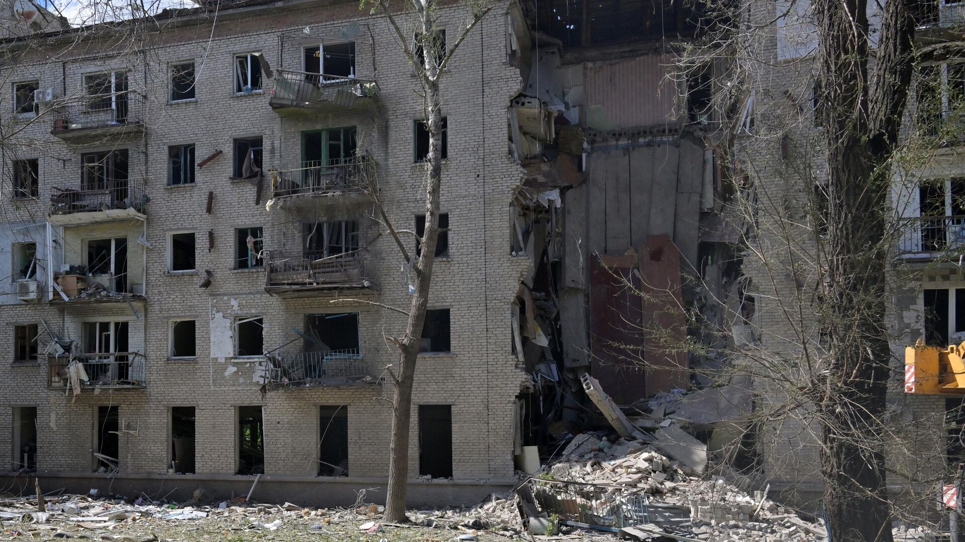 Многоквартирный жилой дом, поврежденный в результате обстрела Луганска со стороны ВСУ. - РИА Новости, 1920, 08.06.2024