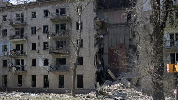 Многоквартирный жилой дом, поврежденный в результате обстрела Луганска со стороны ВСУ.