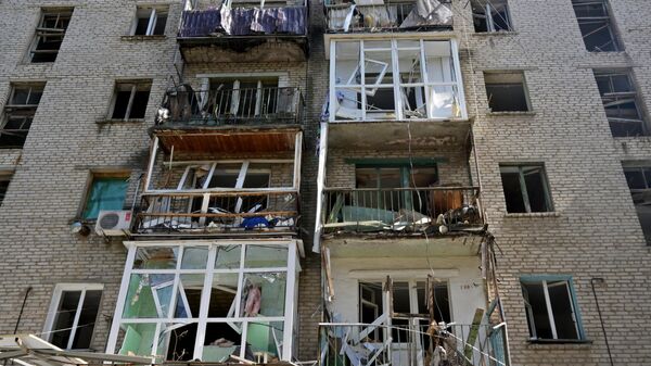 Многоквартирный жилой дом, поврежденный в результате обстрела Луганска со стороны ВСУ