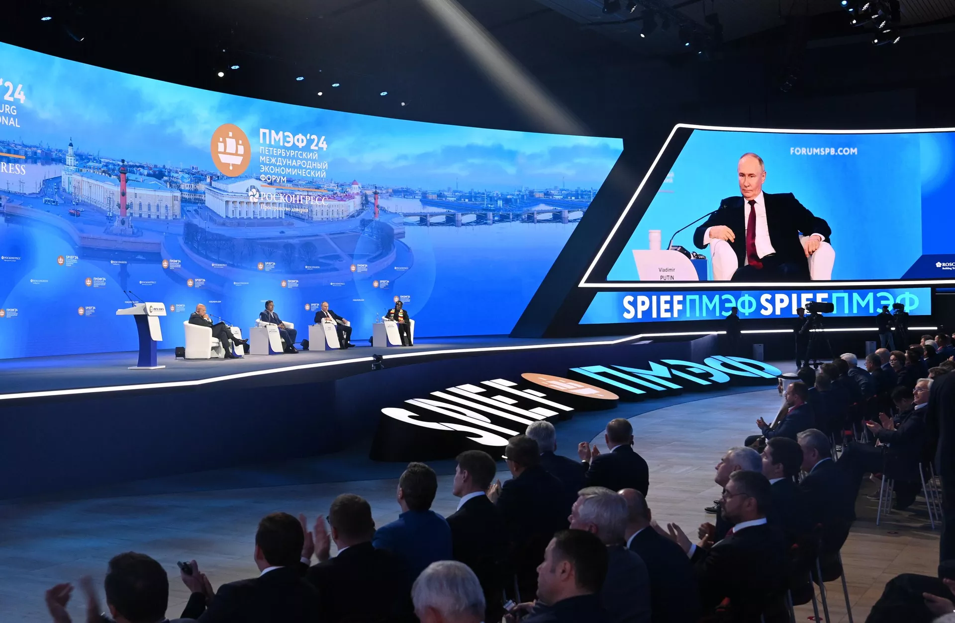 Президент России Владимир Путин принимает участие в пленарном заседании ПМЭФ-2024 Президент России Владимир Путин принимает участие в пленарном заседании ПМЭФ-2024 - РИА Новости, 1920, 07.06.2024