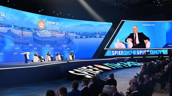 Президент России Владимир Путин принимает участие в пленарном заседании ПМЭФ-2024