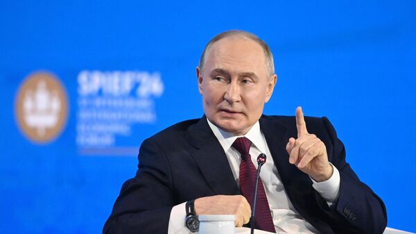 Президент России Владимир Путин принимает участие в пленарном заседании ПМЭФ-2024. Архивное фото