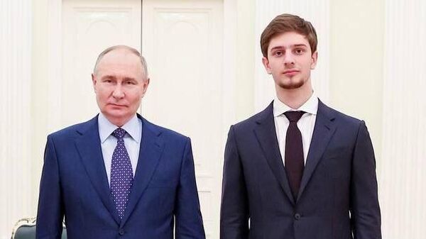 Президент России Владимир Путин и сын главы Чечни Рамзана Кадырова Эли во время встречи