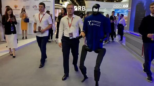 Робот-гуманоид на площадке ПМЭФ-2024