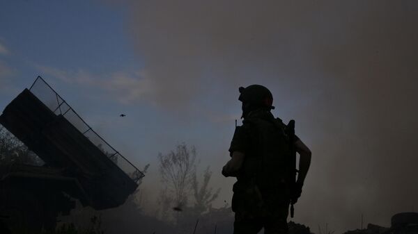 Военнослужащие ведут огонь из РСЗО в зоне проведения СВО