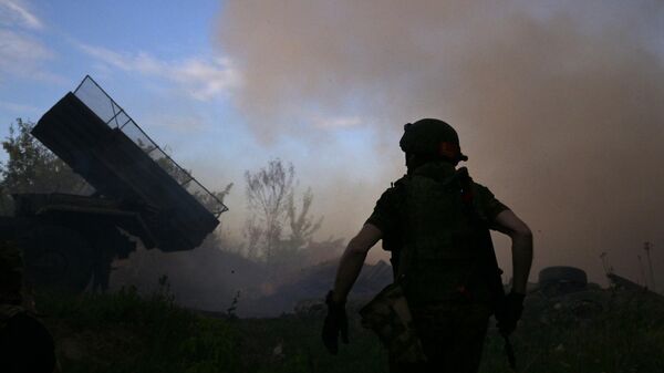 Военнослужащие ведут огонь из РСЗО 9К55 Град-1 в зоне проведения СВО