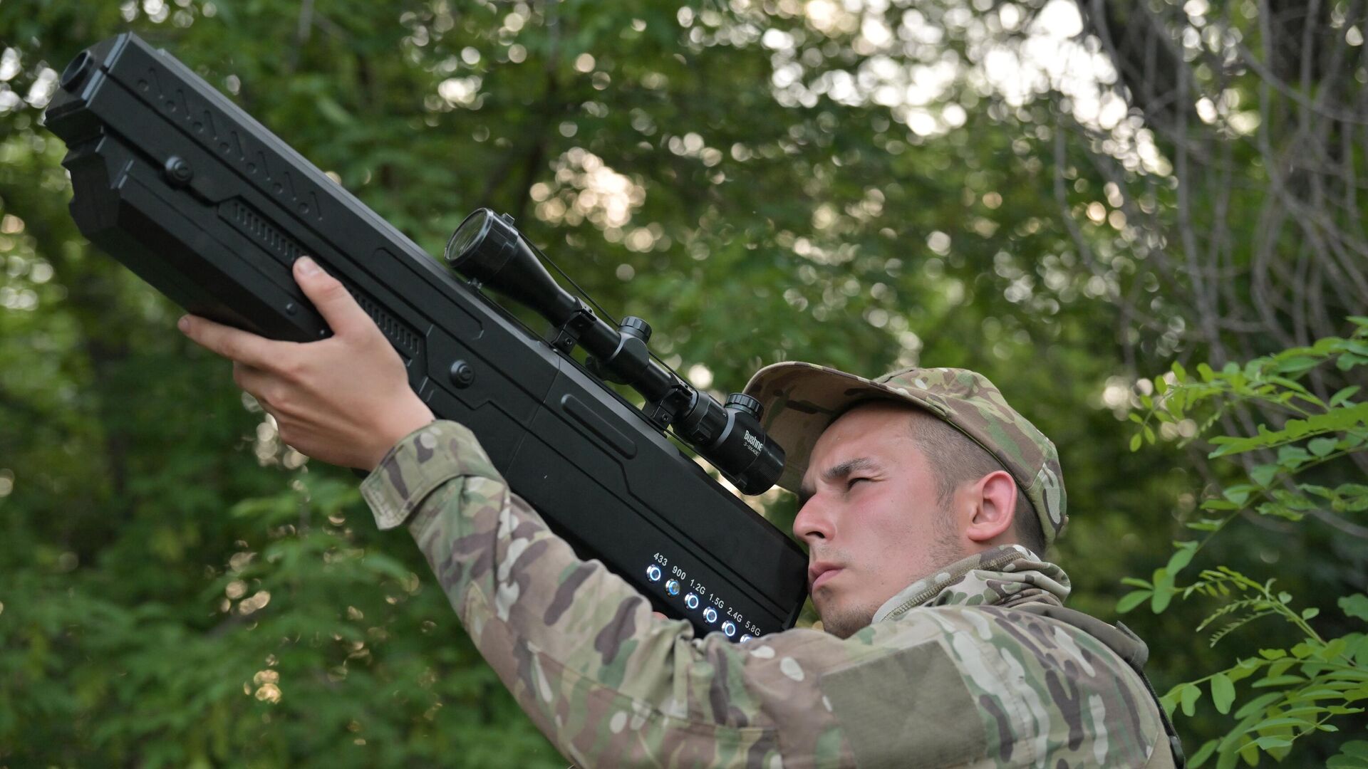 Военнослужащий работают на посту воздушного наблюдения в зоне проведения СВО - РИА Новости, 1920, 01.07.2024