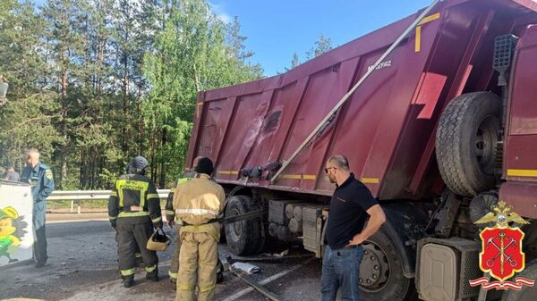 На месте ДТП с участием автобуса и грузовика в Ленинградской области