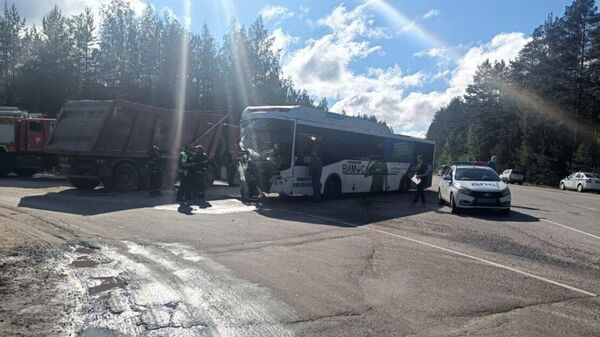 На месте ДТП с участием автобуса и грузовика в Ленинградской области