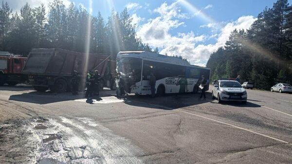 На месте ДТП с участием автобуса и грузовика в Ленинградской области