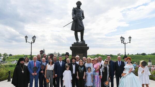 Церемония открытия памятника Александру Пушкину в городе Старице Тверской области