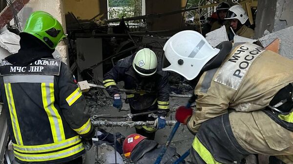 Аварийно-спасательные работы в Луганске, где из-за украинского обстрела обрушился подъезд