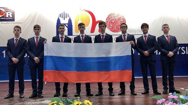 Школьники из российской сборной, завоевавшие пять золотых медалей и три серебряных на 24-й Азиатской физической олимпиаде в Малайзии
