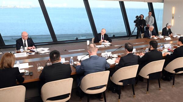 Президент РФ Владимир Путин проводит встречу с руководителями международных информационных агентств