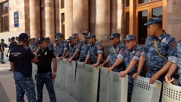 Полиция у здания кабмина Армении из-за митинга с требованием отставки Пашиняна