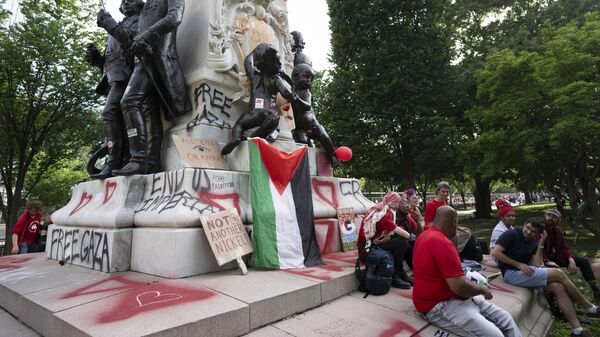 Протестующие против действий Израиля в секторе Газа нанесли граффити на статуи около Белого дома в Вашингтоне 