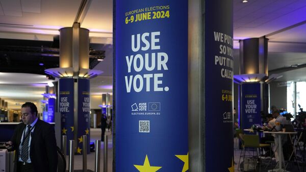 Мужчина идет по коридору во время ночного голосования в Европейском парламенте