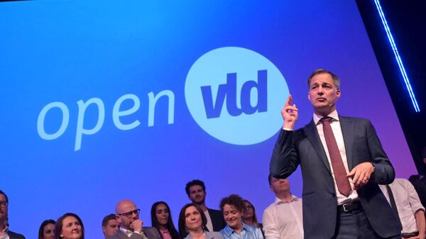 Премьер-министр Бельгии Александр Де Кроо выступает с речью во время предвыборного собрания политической партии Open Vld