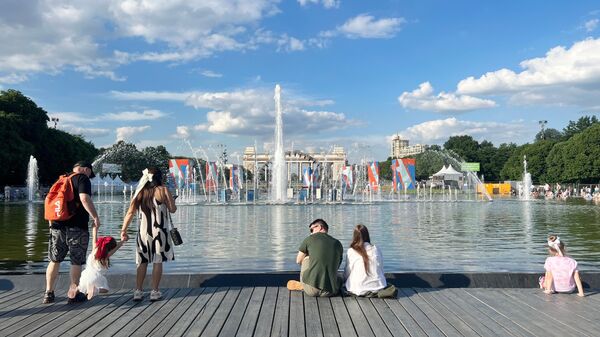 Люди отдыхают в Парке Горького в Москве