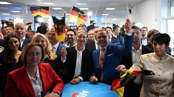 Член крайне правой партии Альтернатива для Германии Беатрикс фон Шторх , сопредседатели Алиса Вайдель и Тино Хрупалла после выборов в Европейский парламент в Берлине. 9 июня 2024