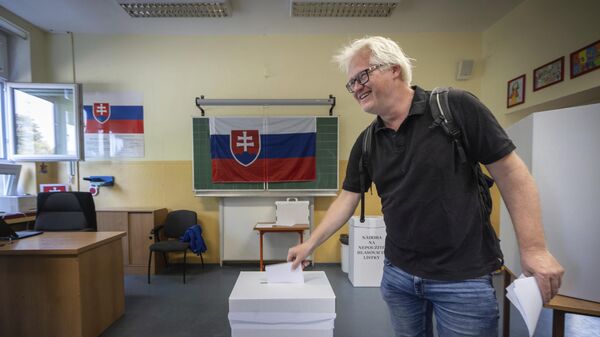 Мужчина голосует на выборах в Европейский парламент в Братиславе, Словакия. 8 июня 2024
