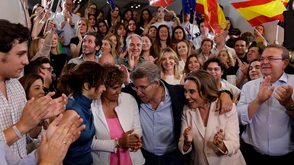 Лидер Народной партии Альберто Нуньес Фейхоо с членами партии во время пресс-конференции по итогам выборов в Европейский парламент в Мадриде. 9 июня 2024