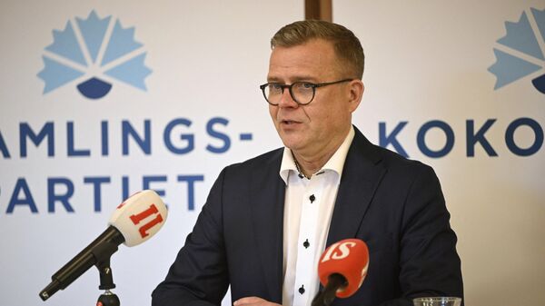 Лидер партии Петтери Орпо Национальная коалиция беседует со СМИ перед выборами в Европейский парламент в Хельсинки, Финляндия. 9 июня 2024