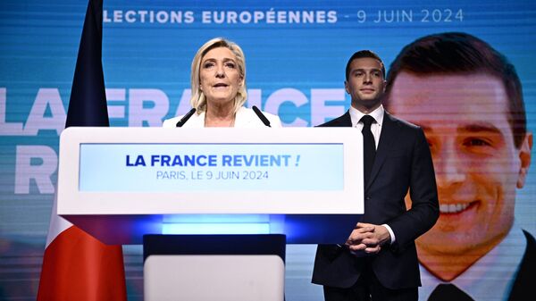 Лидер французской крайне правой партии Национальное объединение  Марин Ле Пен во время собрания в последний день выборов в Европейский парламент в Париже. 9 июня 2024