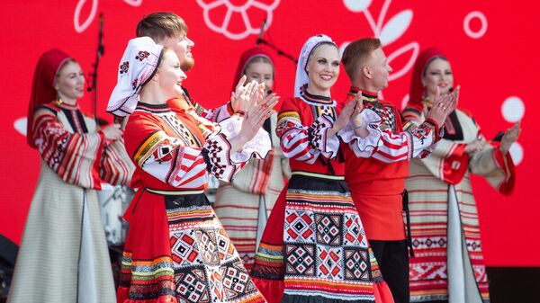 Национальный удмуртский праздник Гербер на главной уличной сцене на Международной выставке-форуме Россия