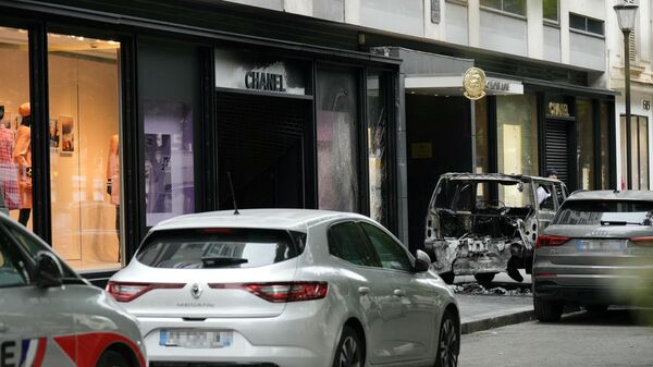 Бутик Chanel в Париже, который протаранили грабители на автомобиле