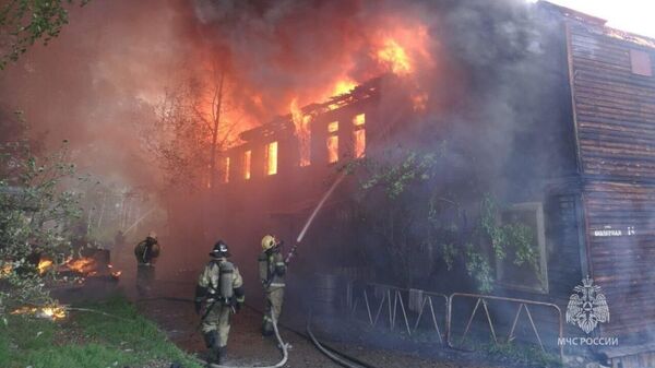 Тушение пожара в двухэтажном доме Тынды Амурской области