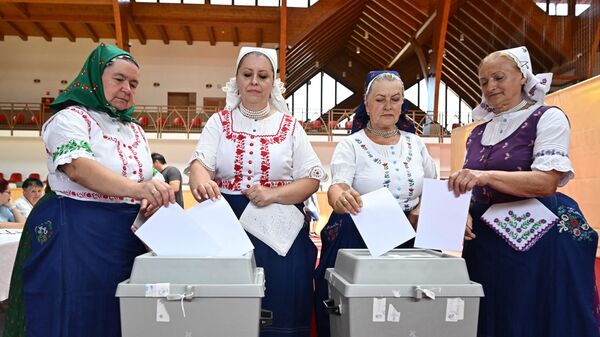 Женщины голосуют на избирательном участке недалеко от Будапешта, Венгрия. 9 июня 2024