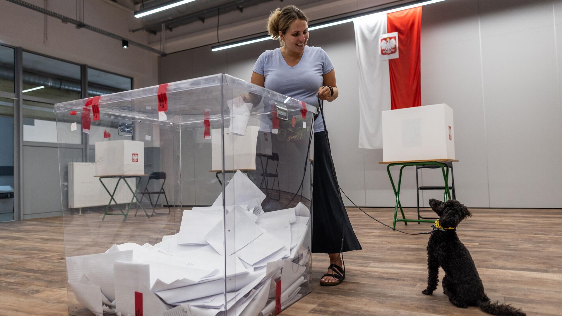 Избирательница голосует на одном из участков в Варшаве, Польша. 9 июня 2024 - РИА Новости, 1920, 09.06.2024