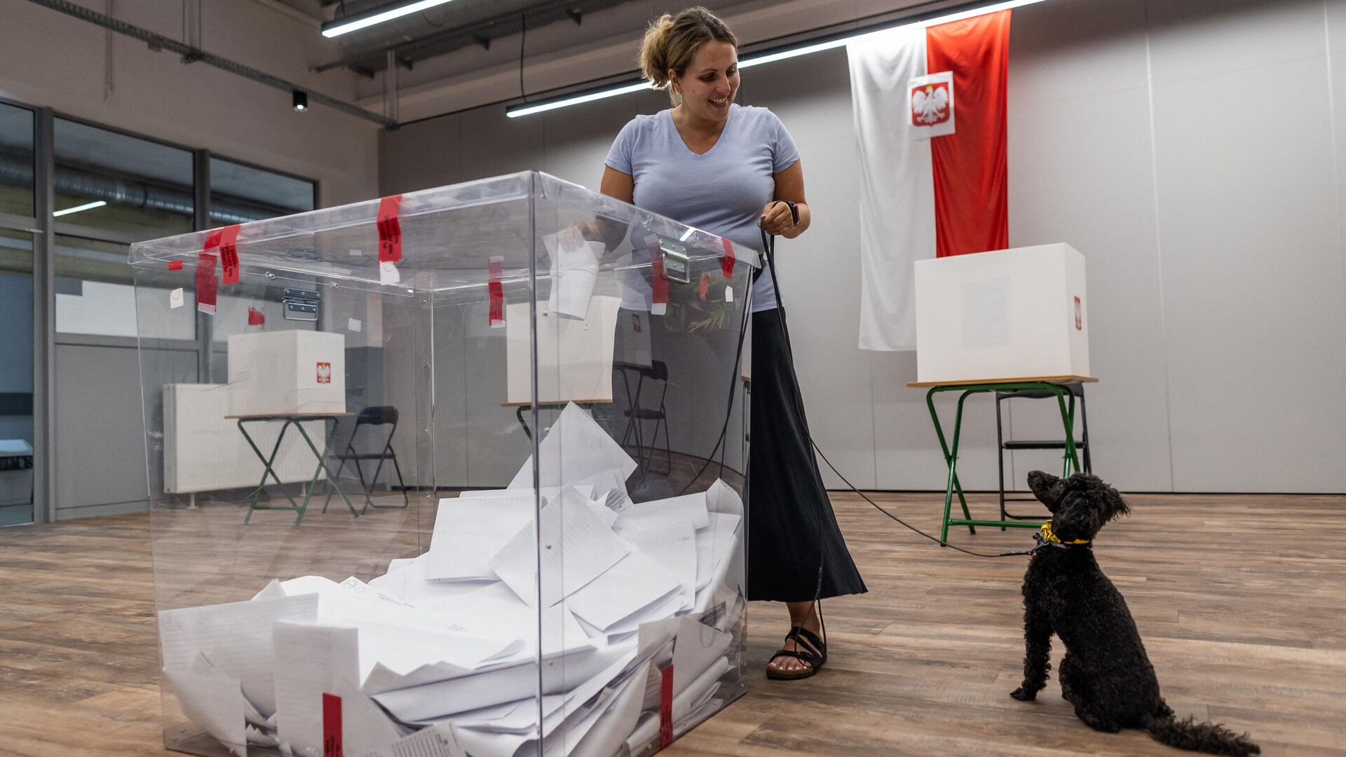 Избирательница голосует на одном из участков в Варшаве, Польша. 9 июня 2024 - РИА Новости, 1920, 09.06.2024