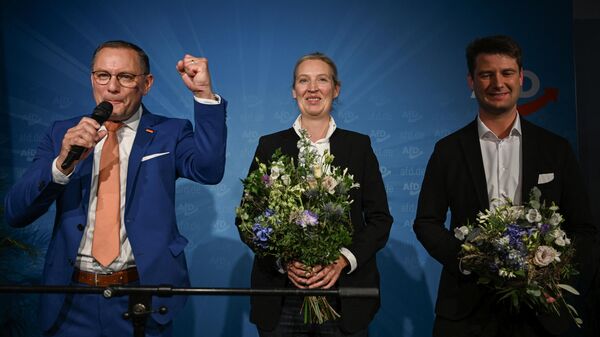 Лидеры крайне правой партии Альтернатива для Германии Тино Хрупалла и Алиса Вайдель после первых экзитполов в Берлине. 9 июня 2024