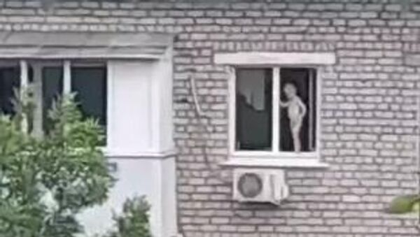 Стоп-кадр видео, на котором видно как ребенок ходит по подоконнику у открытого окна в Самаре