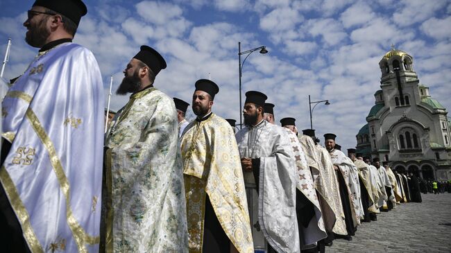 Священники во время похоронной процессии с гробом покойного патриарха Болгарской православной церкви Неофита в Софии