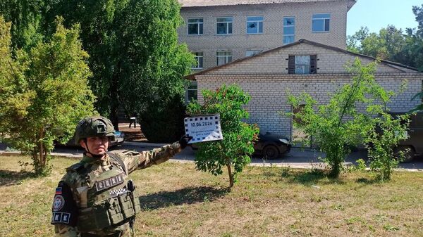 Последствия обстрела центральной городской больницы Докучаевска