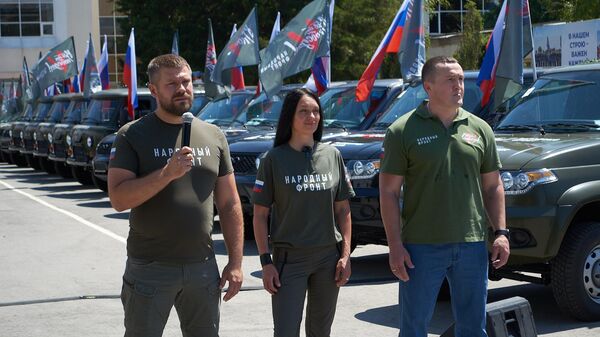 Представители Народного фронта передают военным партию автомобилей